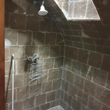 Oda ve Kahvaltı La Villageoise, Troglodyte Pitoresque Au Coeur Du Village Rognes