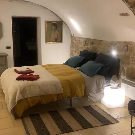 Oda ve Kahvaltı La Villageoise, Troglodyte Pitoresque Au Coeur Du Village *