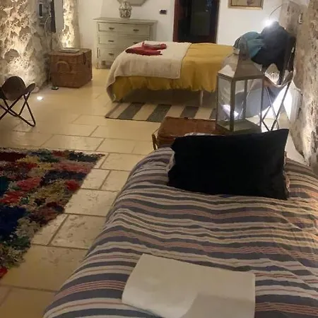 Oda ve Kahvaltı La Villageoise, Troglodyte Pitoresque Au Coeur Du Village